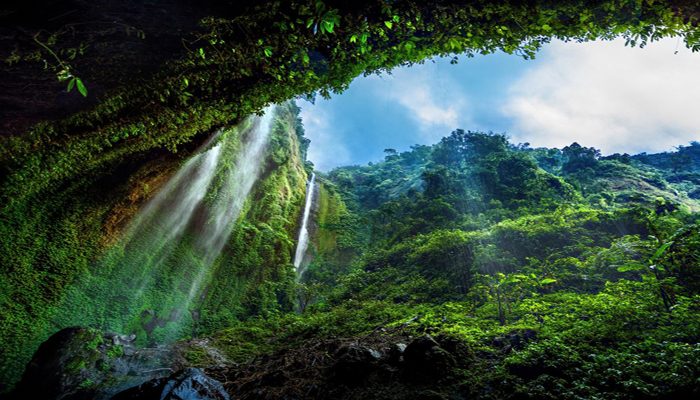 Hilangkan Penat dengan 10 Wisata Air Terjun yang Menawan